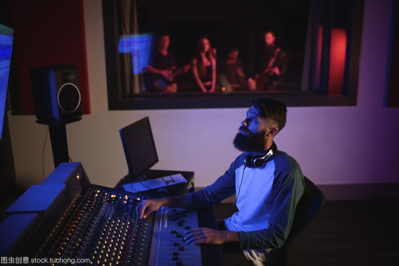 音樂(lè)作曲家的錄音室之旅 從創(chuàng)作到成品的藝術(shù)過(guò)程